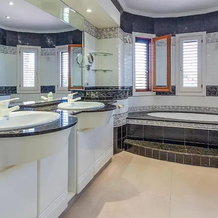 Holiday home Lovely In With Kitchenette Elche